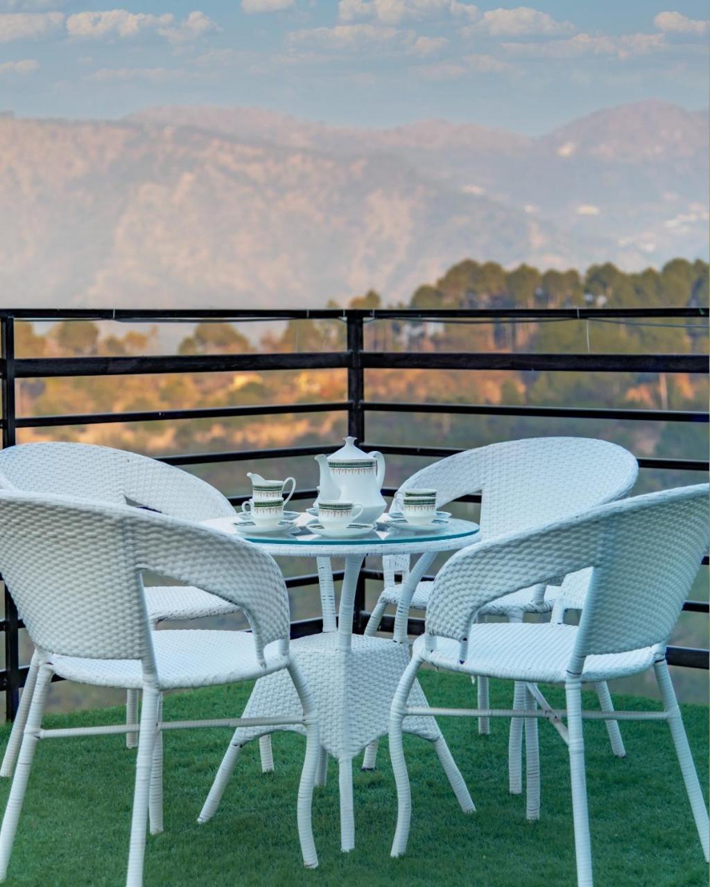 Himalyan Basera I Pvt Balcony I Serviced Apt I By Exotic Stays Kasauli Exterior photo